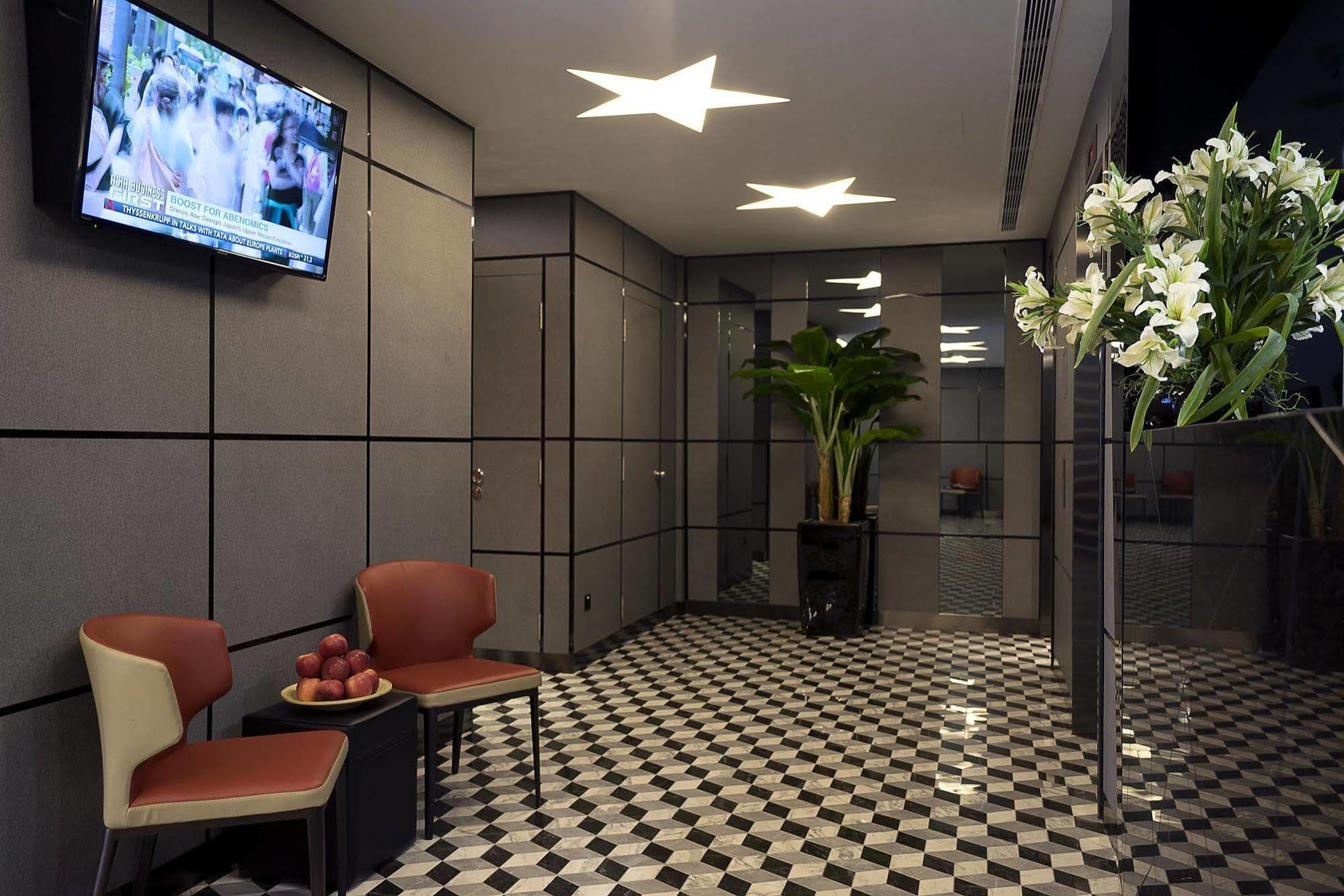 81 Premier Hollywood Singapura